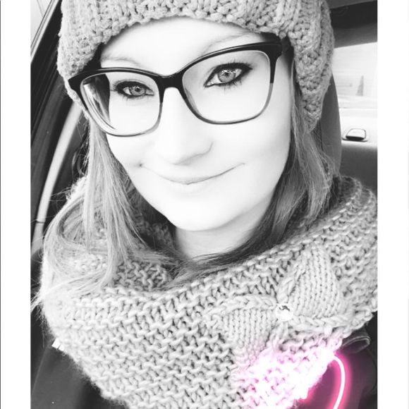 Meet your Posher, Bobbi - Picture 1 of 1